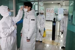 Nhân viên y tế kiểm tra thân nhiệt của sinh viên tại trường đại học Inha ở Incheon, Hàn Quốc. (Ảnh: THX/TTXVN)