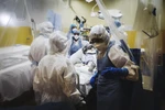 Nhân viên y tế điều trị cho bệnh nhân COVID-19 tại bệnh viện ở Levallois-Perret, phía bắc Paris, Pháp\. (Ảnh: AFP/TTXVN)