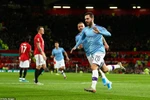 Man City (áo xanh) khiến M,U nếm trái đắng tại Old Trafford.