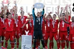 Bayern Munich nâng cao Đĩa bạc trong ngày Bundesliga hạ màn. (Nguồn: FcBayern)