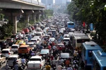 Lưu lượng tham gia giao thông ở Hà Nội tăng cao, nhiều nơi ùn tắc