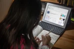 Học sinh, sinh viên Trung Quốc có thể sử dụng Internet để tham gia các lớp học trực tuyến.
