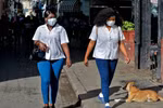 Người dân Cuba đeo khẩu trang phòng chống COVID-19. (Nguồn: Getty Images)