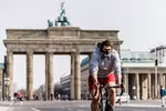 Người dân đeo khẩu trang phòng lây nhiễm COVID-19 tại Berlin, Đức. (Ảnh: THX/TTXVN)