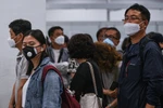 Hành khách đeo khẩu trang phòng lây nhiễm virus corona tại sân bay Kuala Lumpur, Malaysia. (Ảnh: AFP/TTXVN)