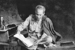 Chủ tịch Hồ Chí Minh làm việc trong hang đá ở Việt Bắc (1951). (Ảnh: Tư liệu TTXVN)
