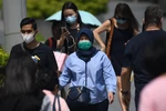 Người dân đeo khẩu trang để phòng tránh lây nhiễm virus corona tại Singapore ngày 4/2/2020. (Ảnh: AFP/TTXVN)