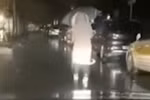 Người chồng đi theo và soi đường cho vợ là bác sỹ tại Vũ Hán. (Nguồn: shanghai.ist)