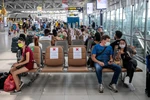 Hành khách tại sân bay Suvarnabhumi ở Bangkok, Thái Lan ngày 25/3. (Ảnh: AFP/TTXVN)