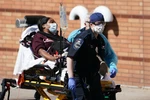 Nhân viên y tế chuyển bệnh nhân mắc COVID-19 tới bệnh viện ở Brooklyn, New York, Mỹ. (Ảnh: AFP/TTXVN)