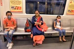 Người dân đeo khẩu trang phòng lây nhiễm COVID-19 khi đi tàu điện ngầm tại New Delhi, Ấn Độ. (Ảnh: THX/TTXVN)