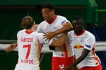 Tyler Adams (giữa) mang chiến thắng về cho RB Leipzig. (Nguồn: Sky)