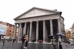Người dân đeo khẩu trang để phòng tránh lây nhiễm COVID-19 tại Rome, Italy. (Ảnh: THX/TTXVN)