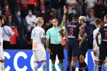 Trọng tài đã phải rút ra 5 thẻ đỏ dành cho cầu thủ của PSG và Marseille. (Nguồn: Getty Images)
