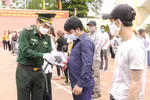 Cán bộ biên phòng trao Giấy chứng nhận hoàn thành cách ly phòng chống dịch bệnh COVID-19 cho các công dân. (Ảnh: Võ Dung/TTXVN)