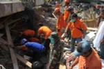 Lực lượng cứu hộ Indonesia tìm kiếm các nạn nhân còn mắc kẹt trong đống đổ nát sau trận động đất tại tỉnh Aceh ngày 7/12. (Nguồn: AFP/TTXVN)