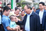 Thủ tướng Nguyễn Xuân Phúc thăm hỏi nhân dân tại Khu đô thị Đặng Xá, huyện Gia Lâm (Hà Nội). (Ảnh: Thống Nhất/TTXVN)