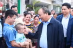 Thủ tướng Nguyễn Xuân Phúc thăm hỏi nhân dân tại Khu đô thị Đặng Xá, huyện Gia Lâm (Hà Nội). (Ảnh: Thống Nhất/TTXVN)