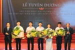 Thủ tướng Nguyễn Xuân Phúc trao tặng Bằng khen của Thủ tướng Chính phủ cho các học sinh đoạt Huy chương Vàng Olympic quốc tế. (Ảnh: Thống Nhất/TTXVN)