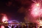 Màn pháo hoa lung linh rực rỡ sắc màu trên cầu cảng Sydney, Australia ngày 31/12. (Nguồn: EPA/TTXVN)