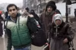 Người dân Syria sơ tán khỏi các khu vực do quân nổi dậy kiểm soát để đến các khu vực đã được quân Chính phủ giải phóng ở Aleppo ngày 13/12. (Nguồn: AFP/TTXVN)