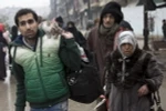 Người dân Syria sơ tán khỏi các khu vực do quân nổi dậy kiểm soát để đến các khu vực đã được quân Chính phủ giải phóng ở Aleppo ngày 13/12. (Nguồn: AFP/TTXVN)