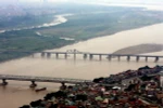 Toàn cảnh cầu Long Biên và cầu Chương Dương bắc qua sông Hồng (ảnh chụp từ trên máy bay trực thăng tháng 10/2010). (Ảnh: Trọng Đức/TTXVN)