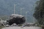 Một tảng đá lớn bị rơi xuống đường khi xảy ra động đất. (Nguồn: Xinhua)