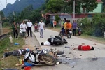 Hiện trường vụ tai nạn khiến 1 người chết, 4 người bị thương. (Ảnh: TTXVN)