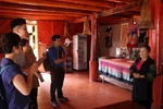 Khách du lịch tham quan mô hình homestay Indigo kiểu mẫu tại xã Tả Van. (Ảnh: Quốc Khánh/TTXVN)