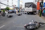 Nhiều xe máy bị hư hỏng nặng nằm ngổn ngang tại hiện trường vụ tai nạn. (Ảnh: Công Mạo/TTXVN)