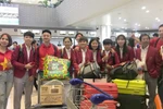 Đội tuyển bóng đá nam và nữ làm thủ tục chuẩn bị về nước.