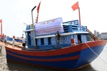 Tàu cá kéo cờ Tổ quốc khẳng định chủ quyền trên Biển Đông