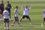 Ronaldo ăn mừng như "phát điên" khi xỏ háng Rodriguez