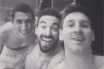 Messi "tự sướng" sau khi lập kỷ lục 4 lần hay nhất trận