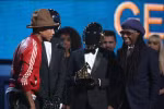 Video Daft Punk đeo mặt nạ robot lên nhận giải Grammy
