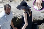 Đến lượt minh tinh Angelina Jolie lộ hình ảnh đeo nhẫn cưới