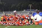 Đội tuyển nữ Việt Nam nhận Huy chương Vàng bóng đá nữ SEA Games 30. (Ảnh: TTXVN)