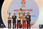 Trao cúp vô địch giải bóng đá hạng nhất quốc gia cho Câu lạc bộ bóng đá Hà Nội. (Ảnh: Quốc Khánh/TTXVN)