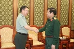 Đại tướng Phùng Quang Thanh, Ủy viên Bộ Chính trị, Phó Bí thư Quân ủy Trung ương, Bộ trưởng Bộ Quốc phòng tiếp Đại tá Chân Trung Hưng, Tùy viên quân sự Trung Quốc đến chào từ biệt. (Ảnh: Hồng Pha/TTXVN phát)