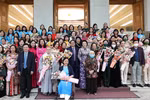 Chiều 19/10, Thủ tướng Chính phủ Phạm Minh Chính gặp mặt đại diện tiêu biểu các tầng lớp phụ nữ. (Ảnh: Dương Giang/TTXVN) 