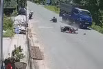 Nam Định: Xe máy dừng giữa đường bị xe tải húc văng từ phía sau