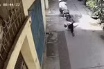 [Video] Hà Nội: Tên cướp táo tợn giật dây chuyền của người đi bộ 