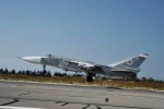 Máy bay chiến đấu Sukhoi Su-24M của Nga cất cánh từ sân bay quân sự Hmeymim, gần thành phố Latakia ngày 21/10. (Nguồn: THX/TTXVN)