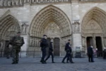 Lực lượng an ninh Pháp tuần tra tại lối vào nhà thờ Notre Dame ở thủ đô Paris ngày 15/11. (Nguồn: AFP/TTXVN)