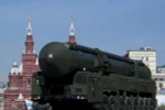 Tên lửa đạn đạo xuyên lục địa Topol của Nga trong cuộc tổng duyệt trên Quảng trường Đỏ. (Nguồn: AFP/TTXVN)