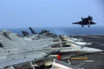 Máy bay chiến đấu Rafale của hải quân Pháp hạ cánh xuống tầu Charles de Gaulle. (Nguồn: AFP/TTXVN)