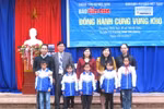 Trao tặng gần 200 áo khoác ấm đồng phục cho học sinh trường Tiểu học B xã Minh Tân, huyện Vị Xuyên. (Ảnh: Minh Tâm/TTXVN)