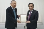 Chủ tịch Công ty Minami Fuji Sugiyama và tiến sỹ Bùi Anh Tuấn, Hiệu trưởng Trường Đại học Ngoại thương, khai trương văn phòng hợp tác quốc tế của Đại học Ngoại thương tại Nhật Bản. (Ảnh: Nguyễn Tuyến/Vietnam+)