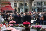 Hàng nghìn người dân và Tổng thống Pháp Francois Hollande tưởng nhớ các nạn nhân vụ khủng bố tại tòa soạn báo Charlie Hebdo. (Ảnh: AFP)